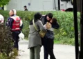Familjarët i çojnë për të ngrënë policit në krye të detyrës, fëmija i vogël e përqafon