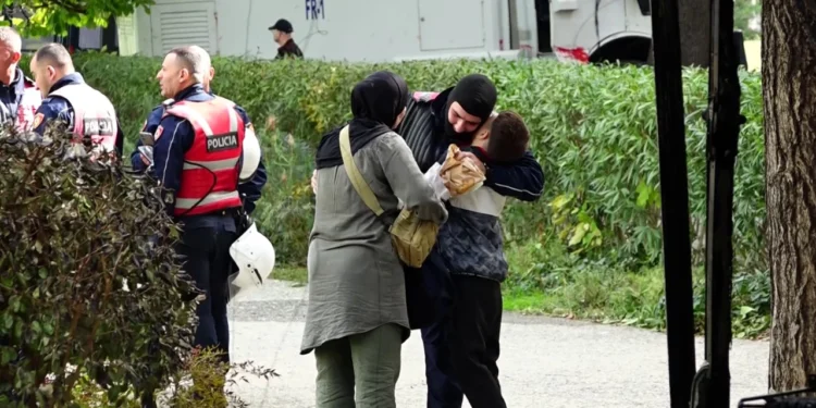 Familjarët i çojnë për të ngrënë policit në krye të detyrës, fëmija i vogël e përqafon