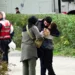 Familjarët i çojnë për të ngrënë policit në krye të detyrës, fëmija i vogël e përqafon