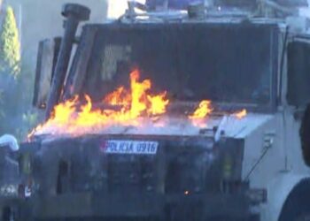 Merr flakë autoboti i ujit, protestuesit hedhin molotovë