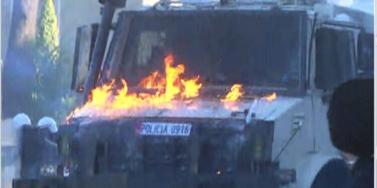 Merr flakë autoboti i ujit, protestuesit hedhin molotovë