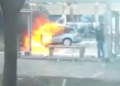 Protestuesit fusin një automjet në bulevard, e shkatërrojnë dhe i vënë flakën