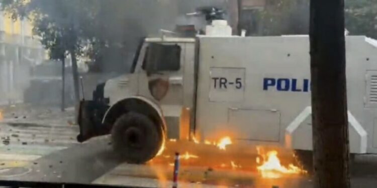 I vihet zjarri autobotit me molotov